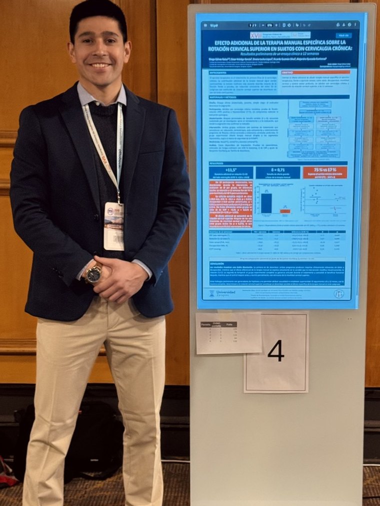 Diego Gálvez junto a su póster de investigación en un congreso.